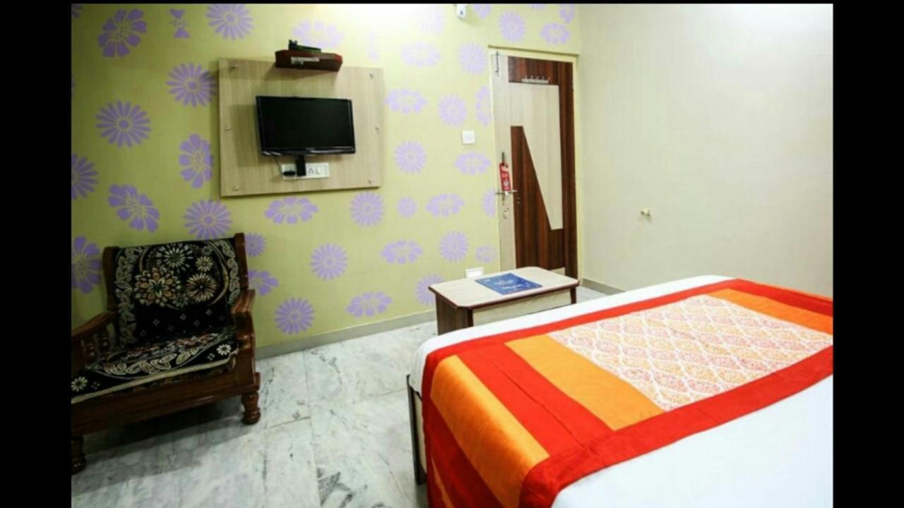 Hotel Honey Bunny อาเมดาบัด ภายนอก รูปภาพ